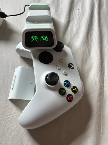 Controle Xbox original e base de carregamento
