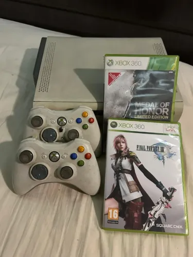 Xbox 360 + 2 controles sem fio + 2 jogos originais + antena para internet