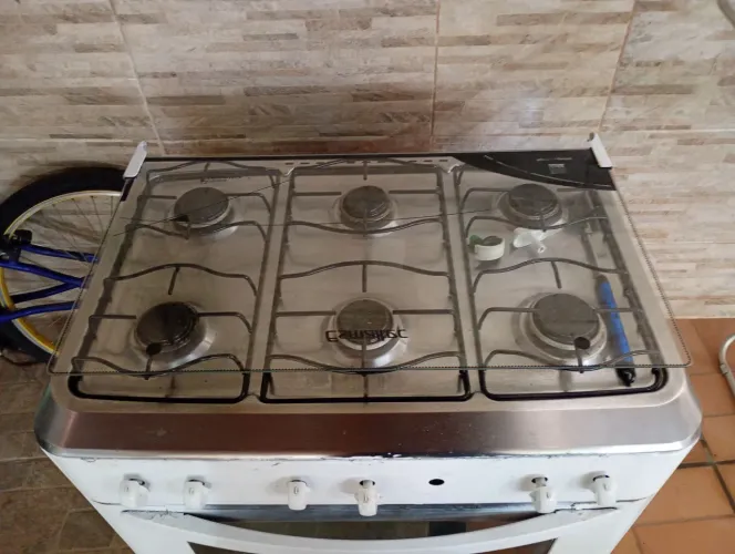 Vendo fogão 6 bocas, Esmaltec, acendimento manual, todas funcionando, inclusive o forno.