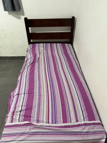 Cama solteirão de madeira com colchão
