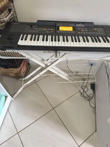 Teclado arranjador e sintetizador Roland E9 