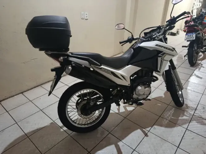 Vendo honda broz 160.