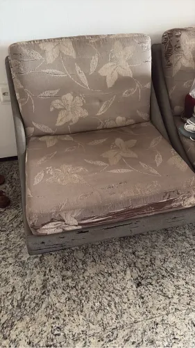 02 Cadeiras giratórias tipo sofá 