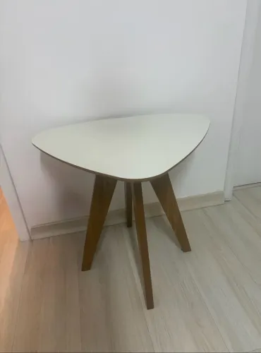 Mesa de centro/lateral madeira e off-white, estilo retrô