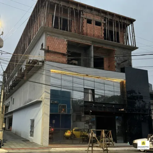 Sala Comercial de Alto Padrão no Centro de Araquari - 1º Andar com Acesso por Elevador
