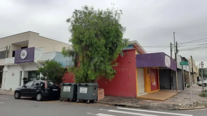 Prédio comercial à venda com três salões e localização estratégica no Centro de Indaiatuba