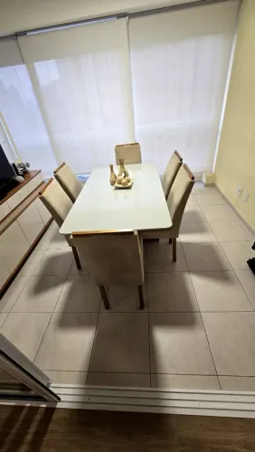 Mesa de jantar com 6 cadeiras