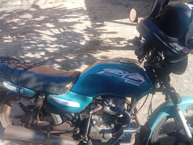 Ele está motor vazando 