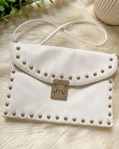 Bolsa branca transversal com tacha