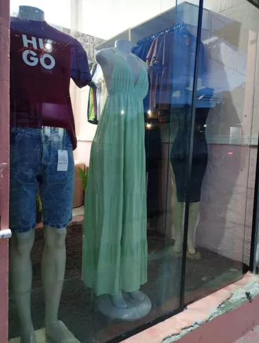 Vendo roupas e materiais de loja de roupas masculinas e femininas