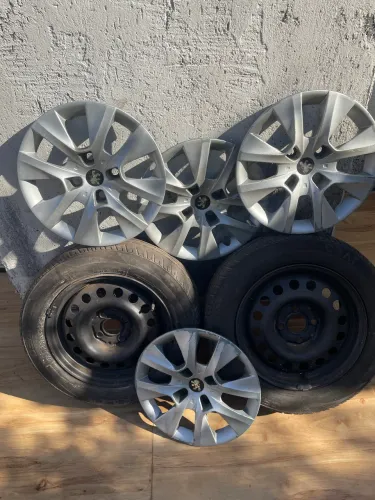 Duas Rodas com pneus e 4 calotas