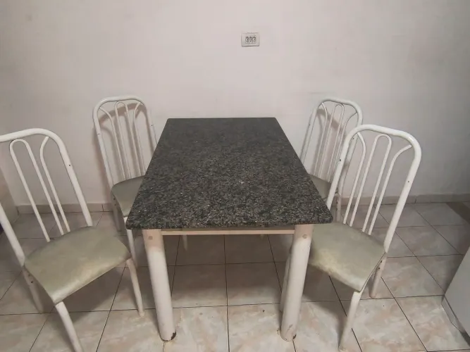 Mesa com 4 cadeiras