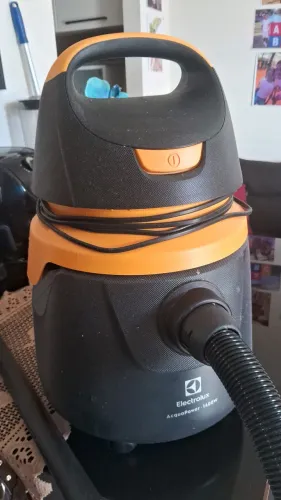 Vendo um aspirador ele faz seco e úmido comprei pra aspirar meu sofá mas não gostei e hom