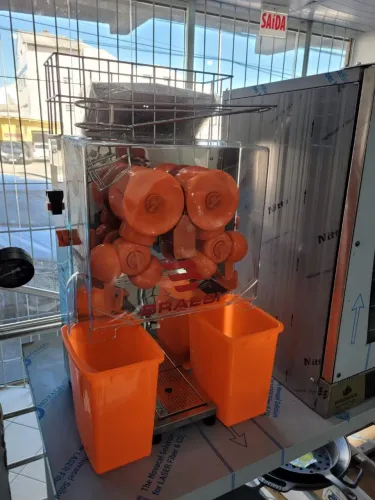 NZ. Máquina de suco laranja natural BRAESI
