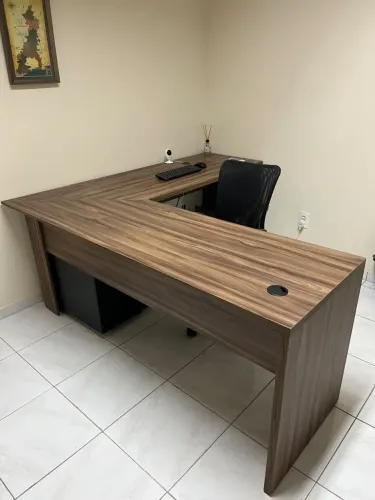 Mesa de trabalho em MDF amadeiro