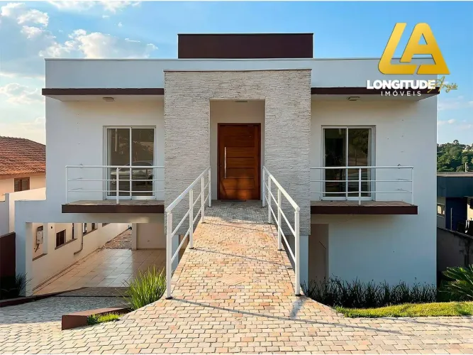 Casa à venda em Arujá com 3 suítes, piscina e espaço inferior versátil
