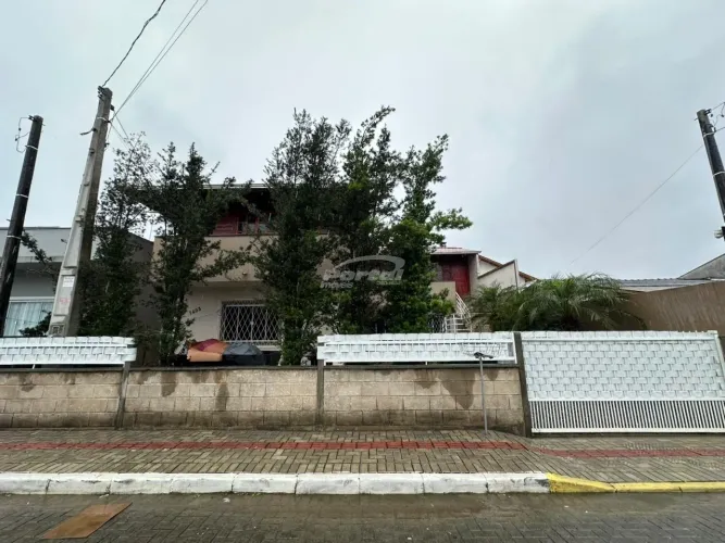 Casa disponível para locação anual no bairro Itacolomi em Balneário Piçarras/SC. (Cód. 247
