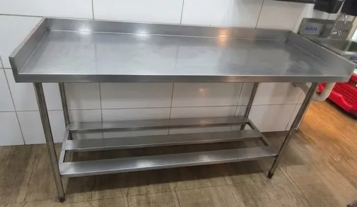 Mesa de inox com bancada inferior (Largura 180cm x profundidade 55cm x altura 90cm)