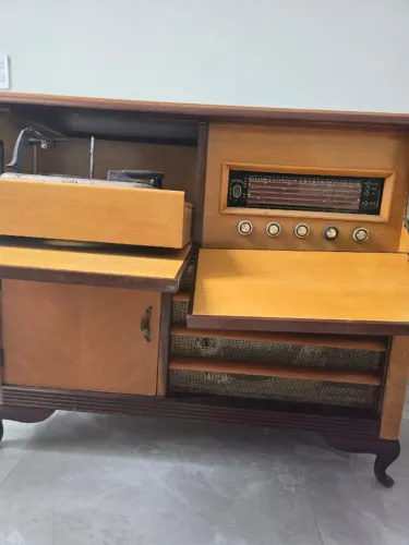 Móvel vintage com rádio e vitrola, não funciona, ideal para decoração