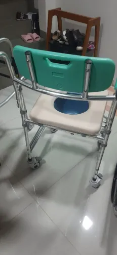 Cadeira de banho em alumínio reforçada - Seminova