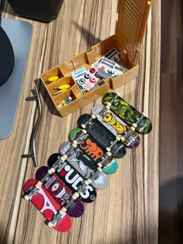 Tech Deck Kit Original Coleção com 8 Skates Caixa Corrimão Ferramentas Peças e Adesivos