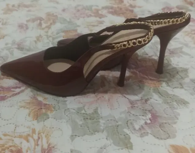 Scarpin slingback vermelho cereja Gucci