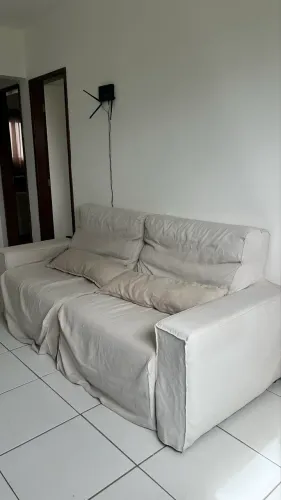 Sofá cama 2 lugares + almofadas de apoio + capa de proteção