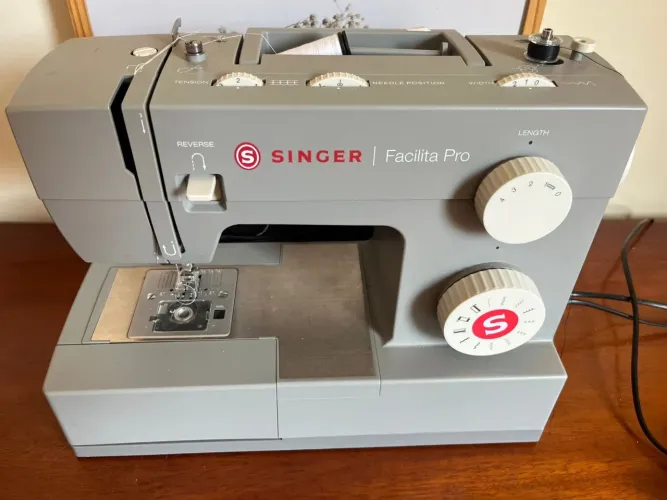 Máquina de costura facilita pro 4411
