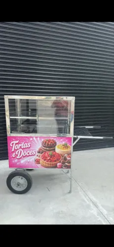 carrinho de bolos e doces