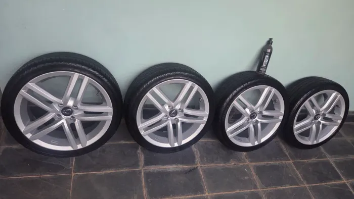 Vendo Rodas aro 17 com Pneus - Impecável 
