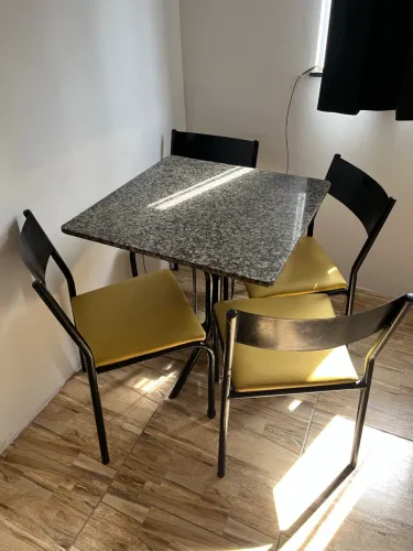 Mesa de mármore com quatro cadeiras