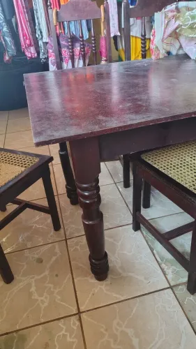 Mesa de madeira antiga