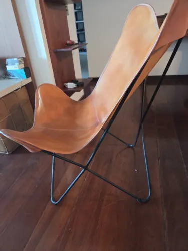 Cadeira de Design Moderna em Couro Caramelo e Estrutura Metálica