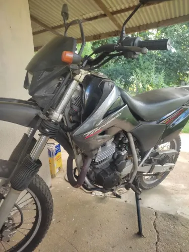 Moto emplacada em boas condições, revisada recentemente.