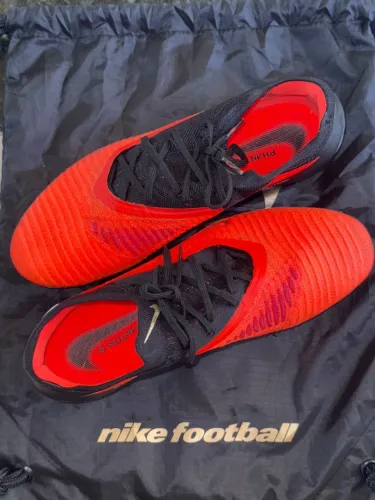 Chuteira Nike Phantom tam 40