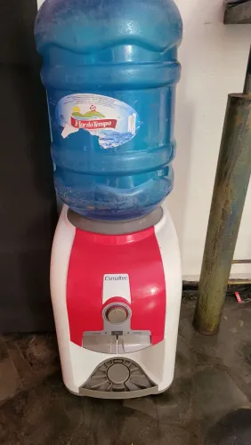 Bebedouro de água Esmaltec de mesa acompanha 2 galão de 20l ( aceito propostas)
