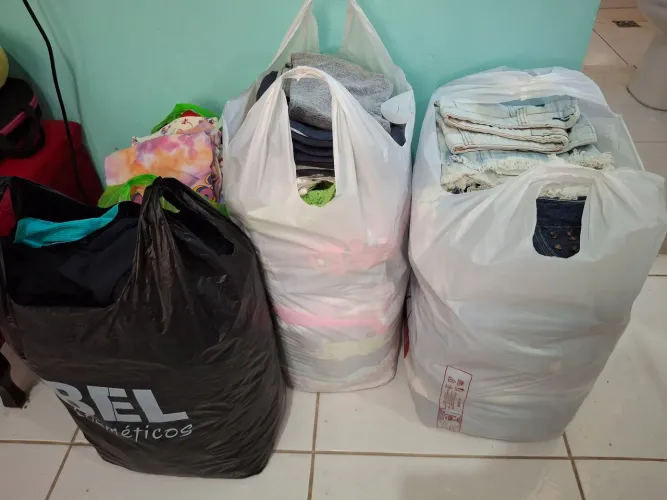 Fardo de roupas para brecho com 150 peças