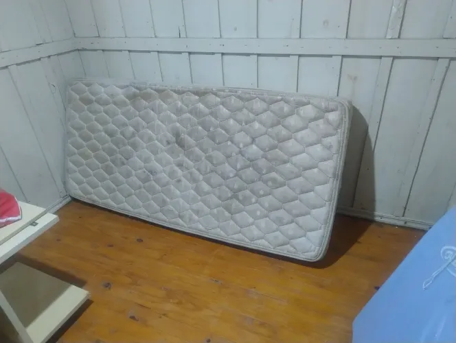 Colchão com marcas de uso. mais bem top...