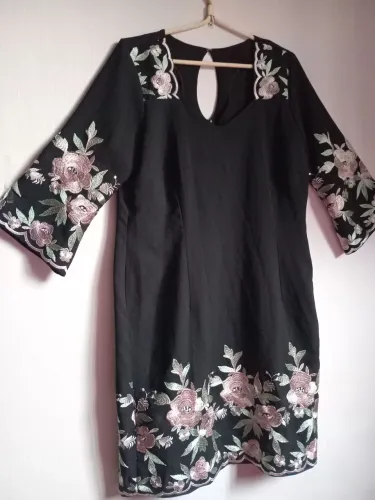 Vestido tubinho com detalhes bordado