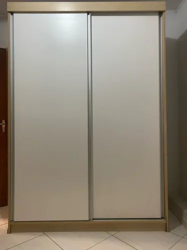 Vende-se Guarda-roupa de solteiro