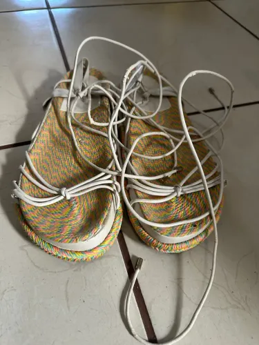 Bazar da Laurinha Obs só roupas dela e da mãe dela todas novas!