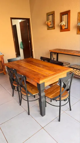 Mesa e Aparador Madeira de demolição com 6 cadeiras com acabamentos de ferro
