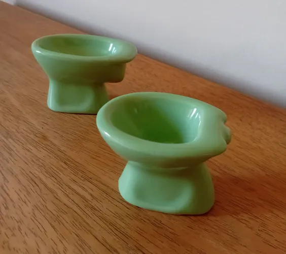 Miniaturas em porcelana de vaso sanitários e bidê verde