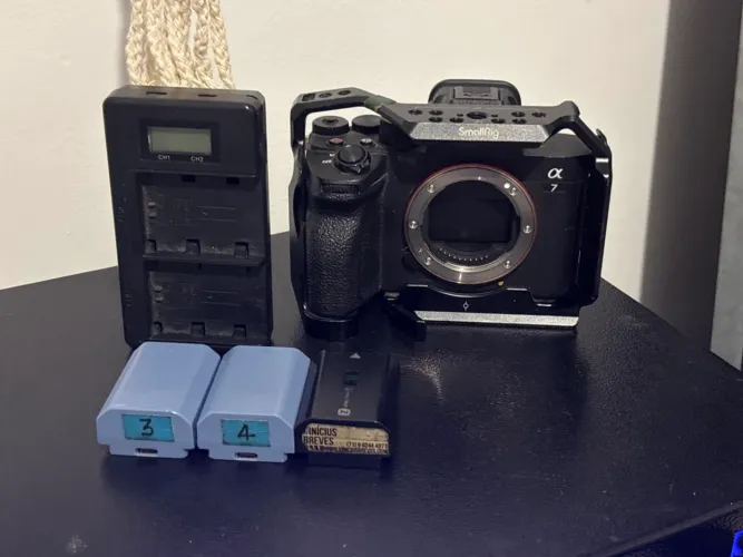 Câmera Sony a 7IV c/ cage smallrig + 3 baterias + carregador duplo