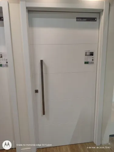 Porta pivotante branco com frizzo lucerna 210x100