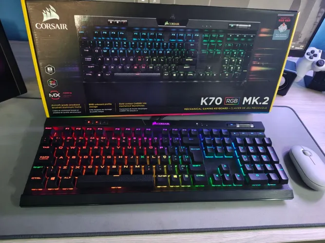 Teclado mecânico gamer Corsair K70 RGB MK.2