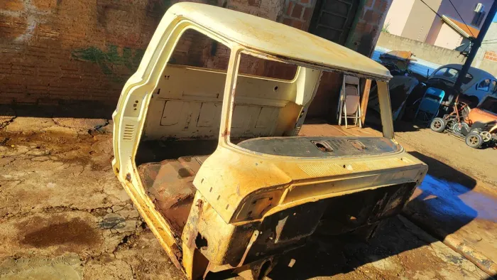 Vendo ou troco Gabina Ford F1000 ou F4000 boa de estrutura porém nescesita de reparos 