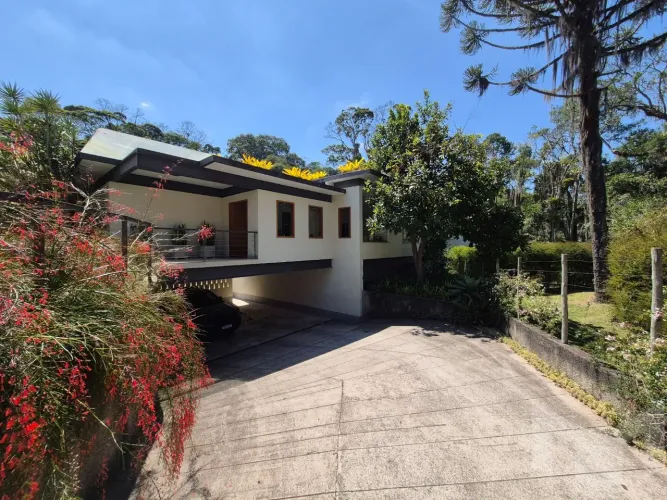 Localizada em condomínio que oferece muito boa infraestrutura, acesso fácil ao Centro Hist