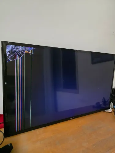 Vendo TV Samsung de 40 polegadas com a tela quebrada (display danificado).