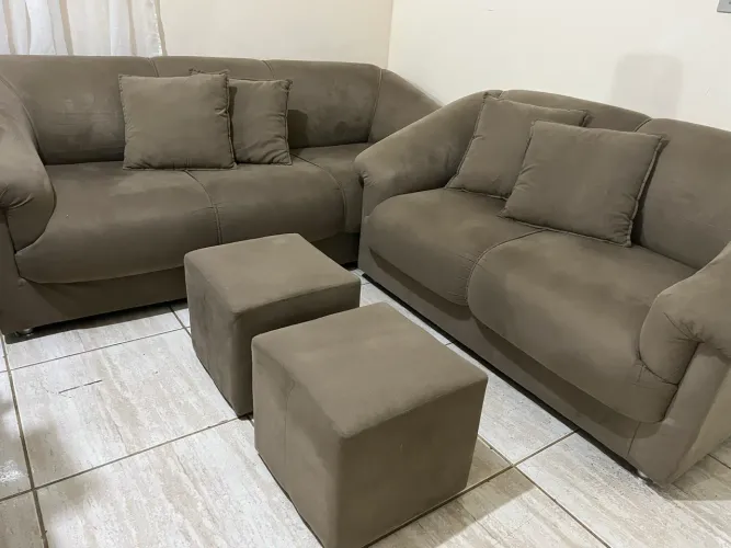 Sofá de 3 e 2 lugares com pulf e 4 almofadas